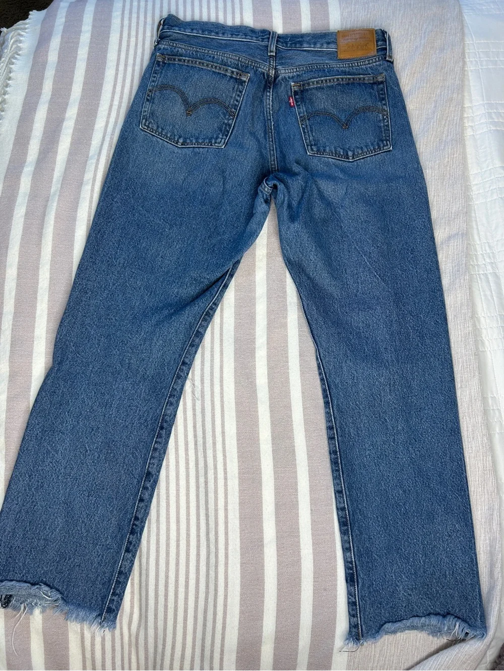 Levi’s Wedgie Straight Distressed Jeans Size 30x28 High Rise Raw Hem